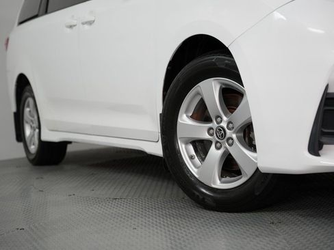 Used 2018 Toyota Sienna LE w/ Carpet Mat Package image 17
