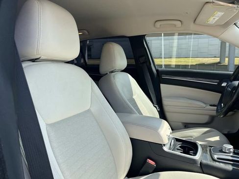 Used 2019 Chrysler 300 Touring w/ Driver Convenience Group RWD image 17