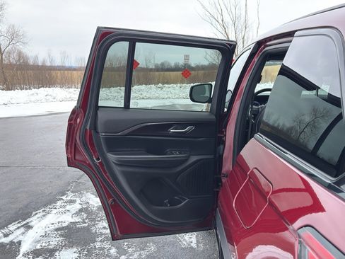 Used 2023 Jeep Grand Cherokee Altitude image 32