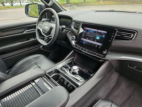 Used 2023 Jeep Wagoneer 4WD w/ Premium Group I image 13