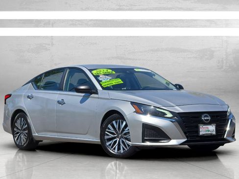 Used 2024 Nissan Altima 2.5 SV FWD image 2