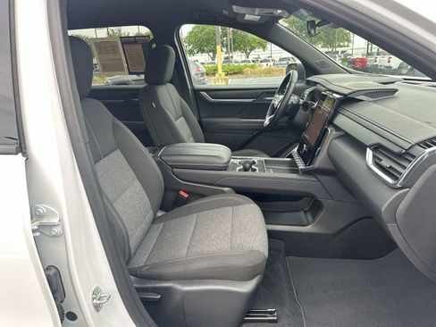 Used 2025 GMC Acadia Elevation AWD/4WD image 22