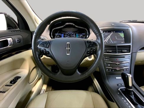 Used 2019 Lincoln MKT AWD image 5