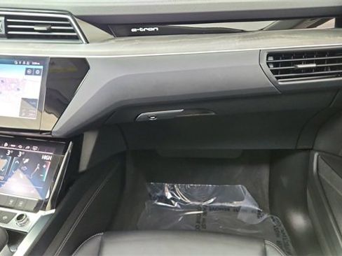 Used 2024 Audi Q8 e-tron Premium image 36