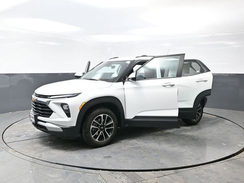 Used 2025 Chevrolet TrailBlazer LT w/ Driver Confidence Package image 56