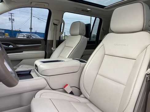 Used 2024 GMC Yukon XL Denali image 12