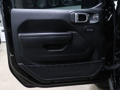 Used 2023 Jeep Wrangler Unlimited w/ Sun & Screen Package image 9