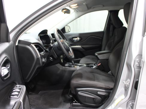 Used 2019 Jeep Cherokee Latitude w/ Popular Appearance Group FWD image 3