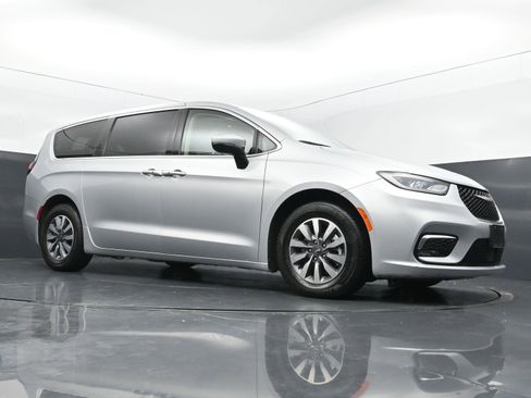 Used 2023 Chrysler Pacifica Touring-L FWD image 41