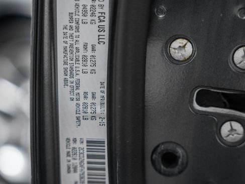 Used 2015 Dodge Challenger SXT image 34