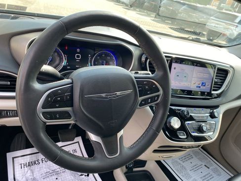 Used 2023 Chrysler Pacifica Touring-L image 28