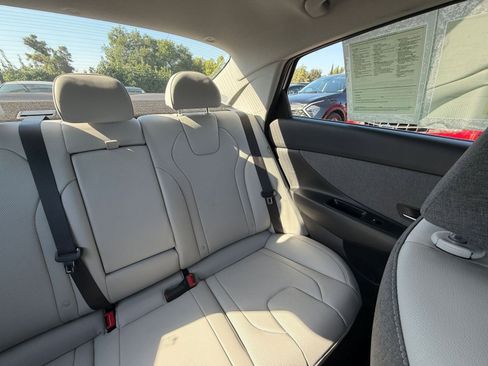 Used 2025 Hyundai Elantra Limited image 38