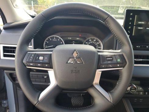 New 2025 Mitsubishi Outlander SE image 10