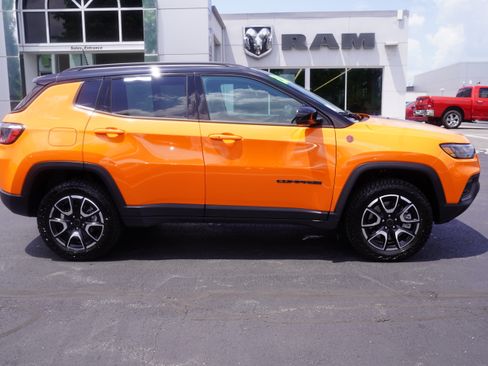 Used 2026 Jeep Compass Trailhawk AWD/4WD image 2
