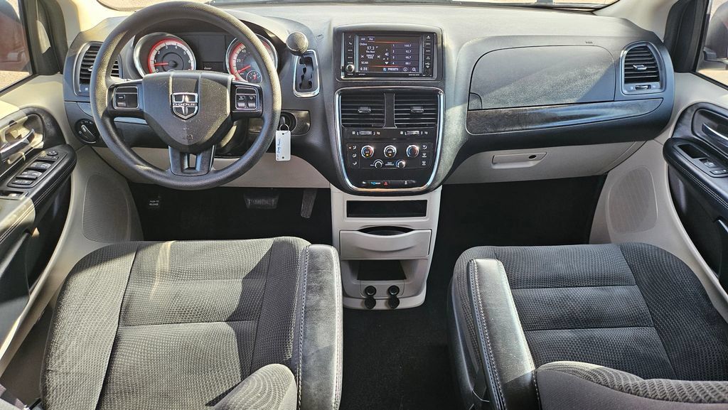 Used 2019 Dodge Grand Caravan SE FWD image 4