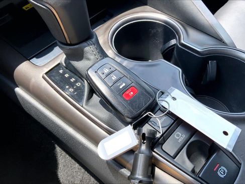 Used 2023 Toyota Camry XSE FWD image 15