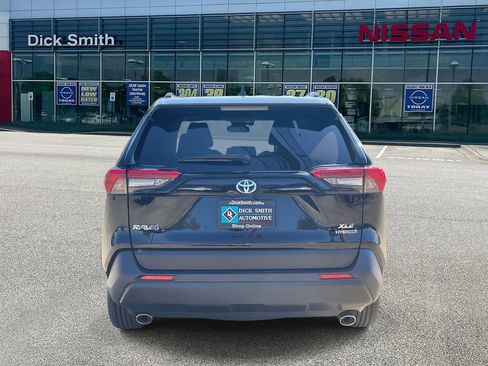 Used 2022 Toyota RAV4 XLE Premium image 5