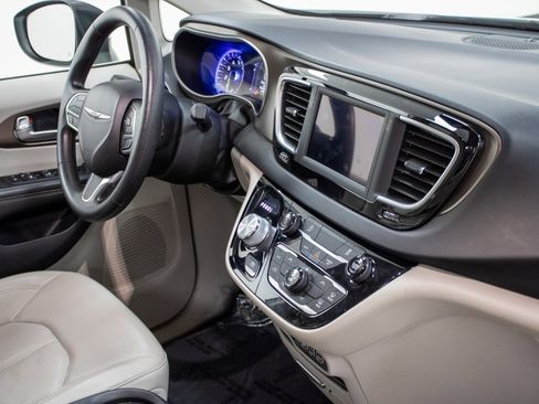 Used 2021 Chrysler Voyager Lxi image 14