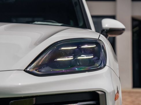 Used 2025 Porsche Cayenne Turbo AWD/4WD image 10