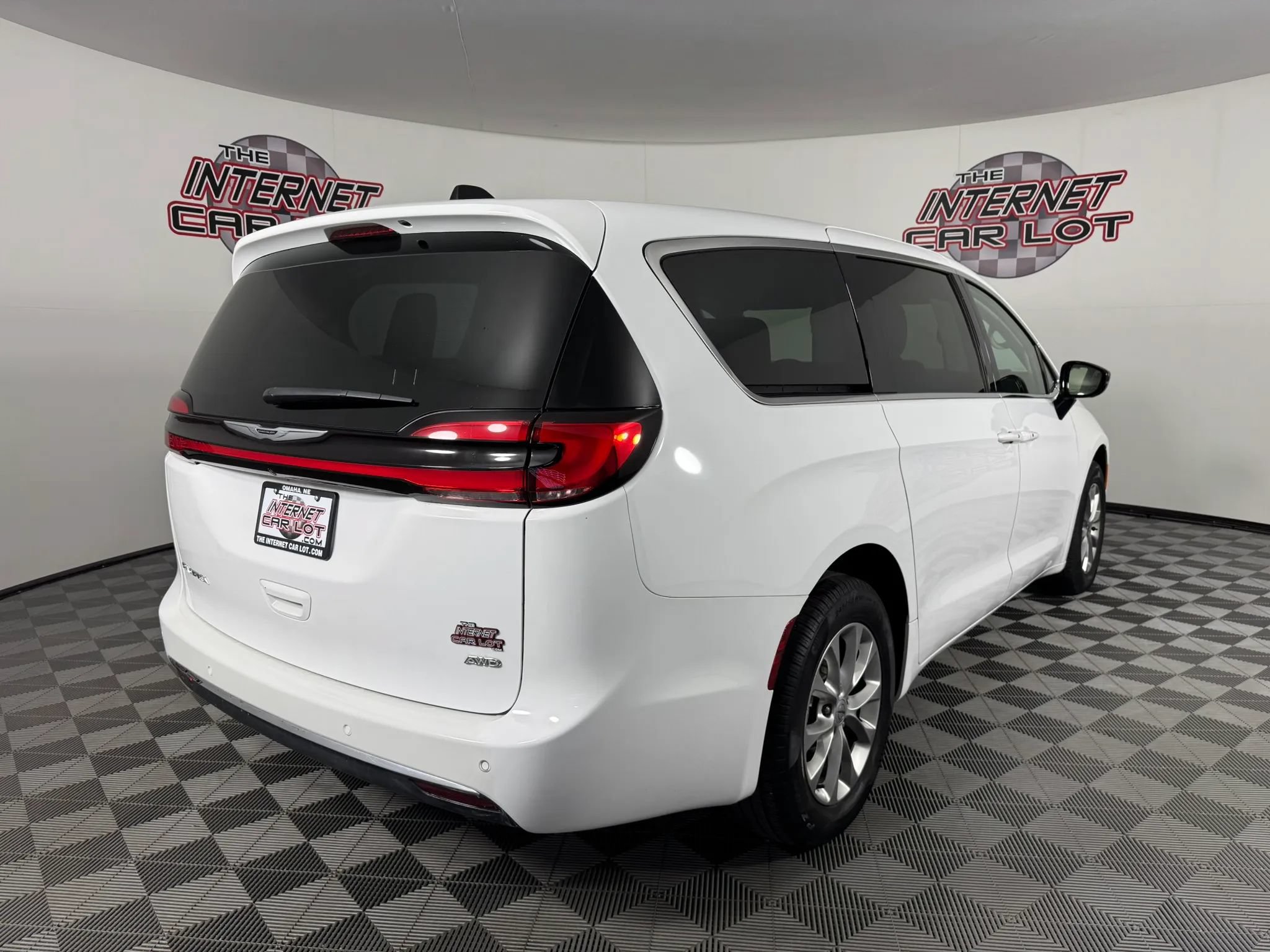 Used 2024 Chrysler Pacifica Touring-L AWD/4WD image 7