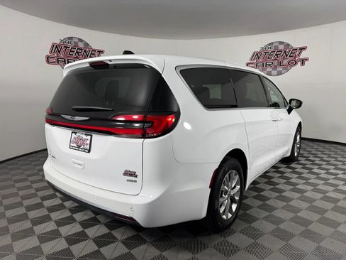 Used 2024 Chrysler Pacifica Touring-L AWD/4WD image 7