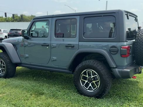 Used 2025 Jeep Wrangler Unlimited Rubicon w/ Convenience Group AWD/4WD image 4