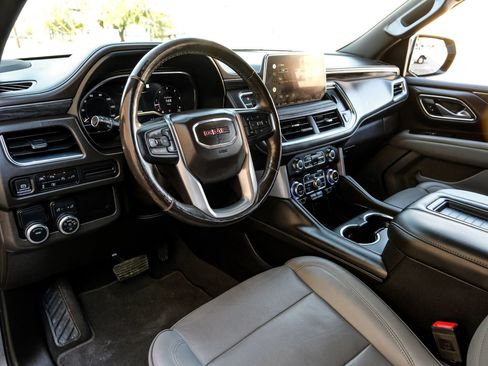 Used 2022 GMC Yukon XL SLT w/ SLT Premium Package RWD image 3