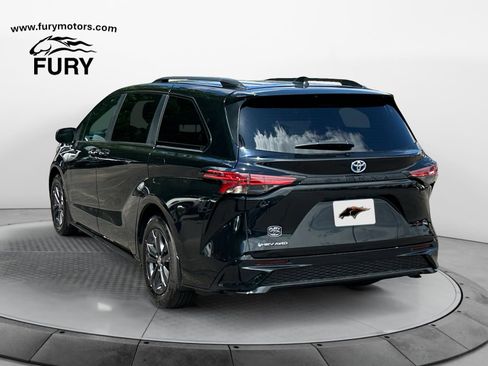 Used 2025 Toyota Sienna LE AWD/4WD image 5