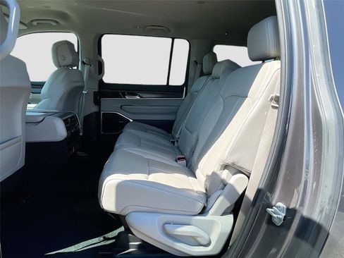 Used 2024 Jeep Wagoneer L Series II RWD image 25