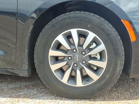 Used 2024 Chrysler Pacifica Limited FWD image 7