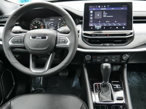 Used 2024 Jeep Compass Latitude image 15