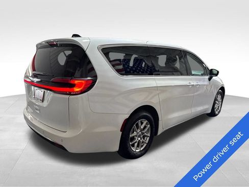 Used 2023 Chrysler Pacifica Touring-L FWD image 5
