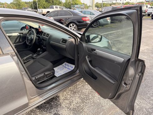 Used 2015 Volkswagen Jetta SE FWD image 12