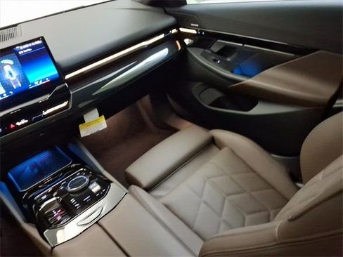 Used 2025 BMW 530i xDrive w/ Premium Package image 18