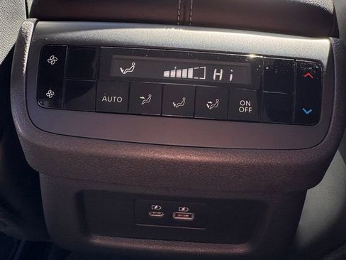 Used 2025 Nissan Pathfinder SL image 19