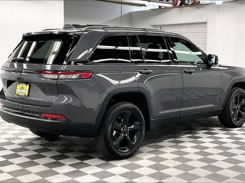 Used 2024 Jeep Grand Cherokee Altitude AWD/4WD image 13