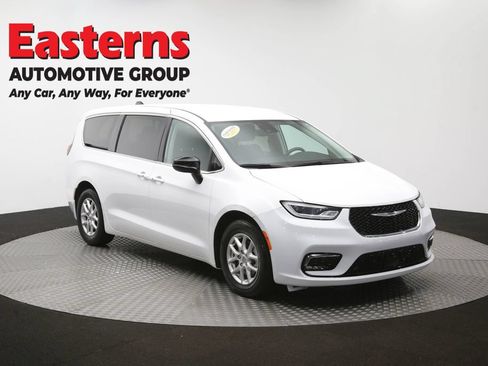 Used 2024 Chrysler Pacifica Touring-L FWD image 50