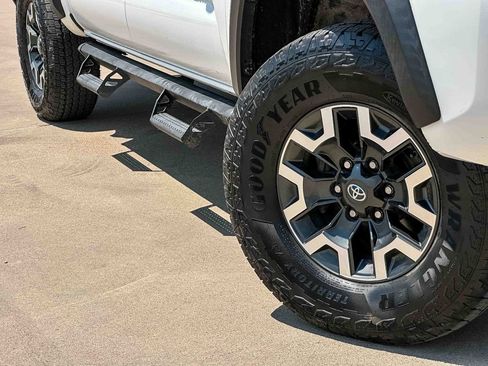 Used 2018 Toyota Tacoma TRD Off-Road RWD image 9