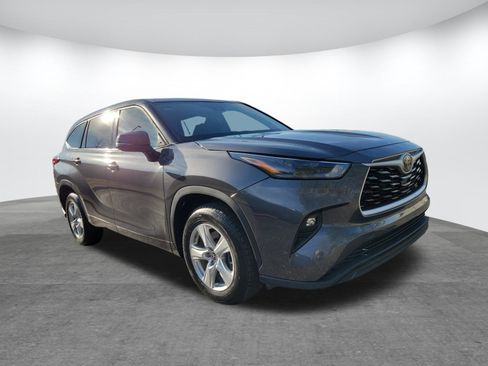 Used 2022 Toyota Highlander LE image 24