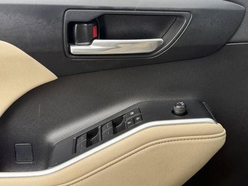 Used 2023 Toyota Highlander XLE image 24