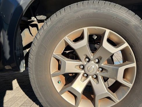 Used 2014 Nissan Frontier SL w/ SL Moonroof Package image 12