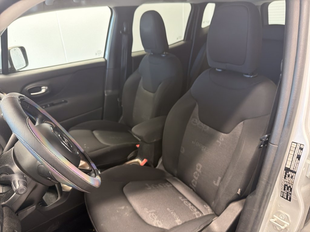 Used 2015 Jeep Renegade Latitude FWD image 8