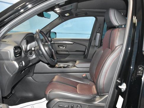Used 2025 Honda Pilot Black Edition image 7