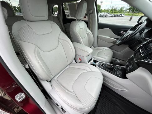 Used 2019 Jeep Cherokee Limited AWD/4WD image 36