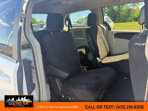 Used 2013 Chrysler Town & Country Touring FWD image 12