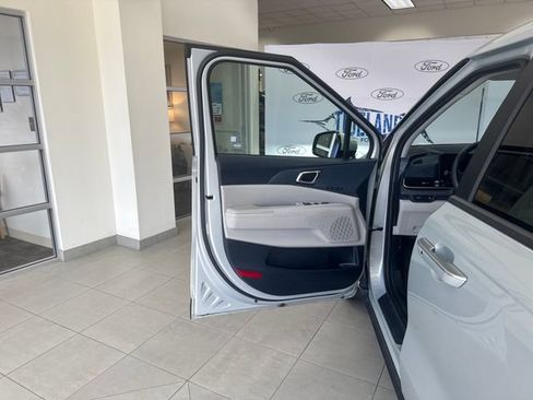 Used 2025 Kia Carnival EX FWD image 11