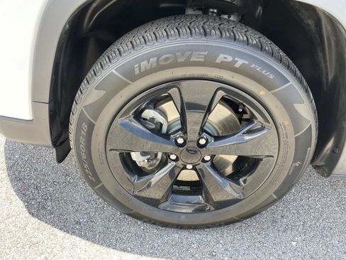 Used 2019 Jeep Cherokee Latitude Plus AWD/4WD image 11