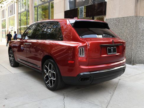 Used 2021 Rolls-Royce Cullinan Black Badge image 4