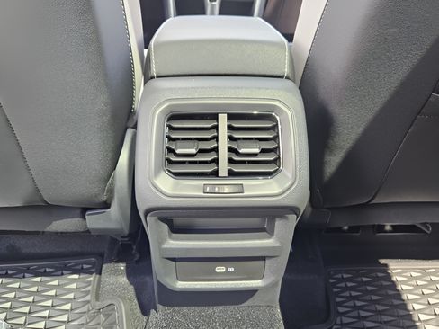 Certified 2025 Volkswagen Taos SE FWD image 11