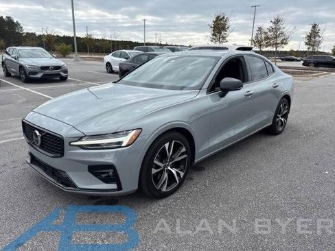Used 2025 Volvo S60 B5 Core image 1